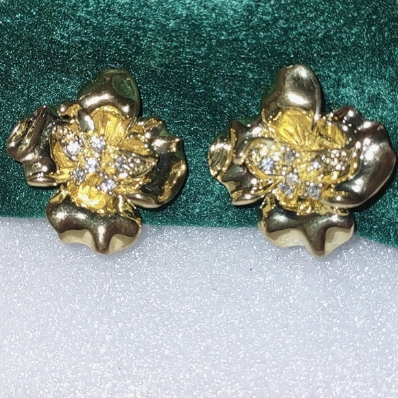 Vintage Crystal Clip-on Earrings - Picture 3 of 15